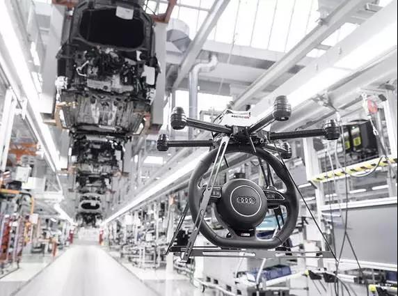 검은 기술로 가득 찬 아우디 공장으로 재 인쇄 된 도보